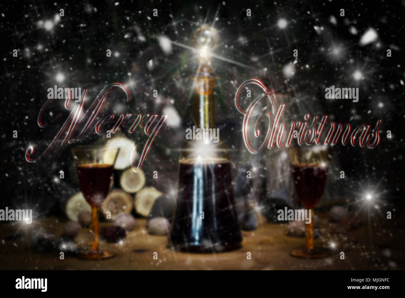 Joyeux Noël signe avec Red Wine Vintage bouteille et verres en appui sur table en bois avec Stardust et flocons de neige dans l'arrière-plan Banque D'Images