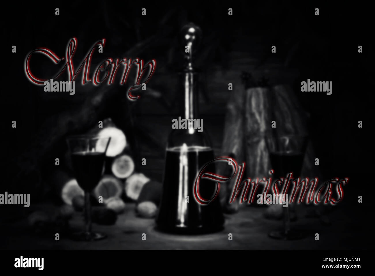 Joyeux Noël signe avec Red Wine Vintage bouteille et verres en appui sur table en bois avec Stardust et flocons de neige dans l'arrière-plan Banque D'Images