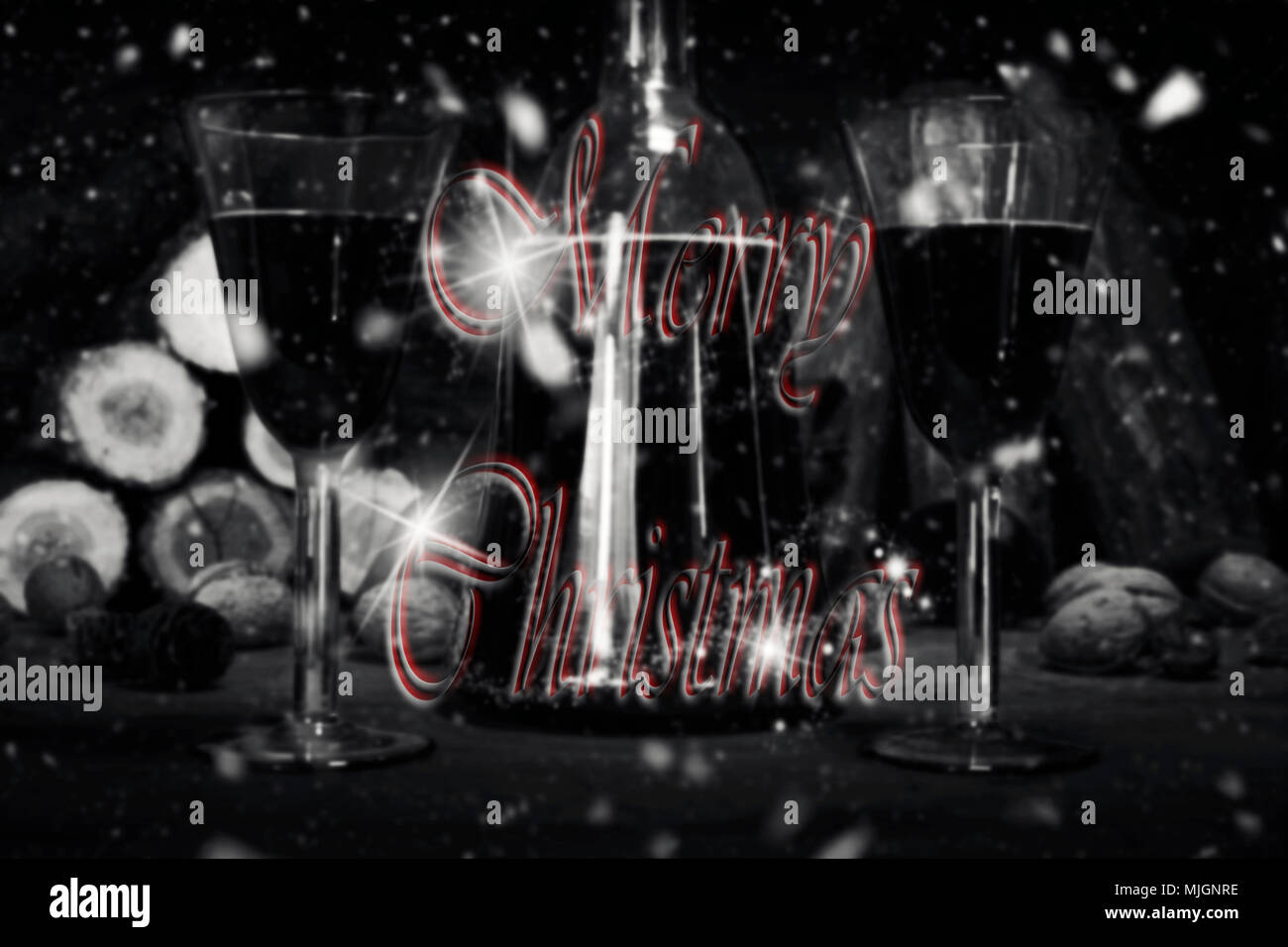 Joyeux Noël signe avec Red Wine Vintage bouteille et verres en appui sur table en bois avec Stardust et flocons de neige dans l'arrière-plan Banque D'Images