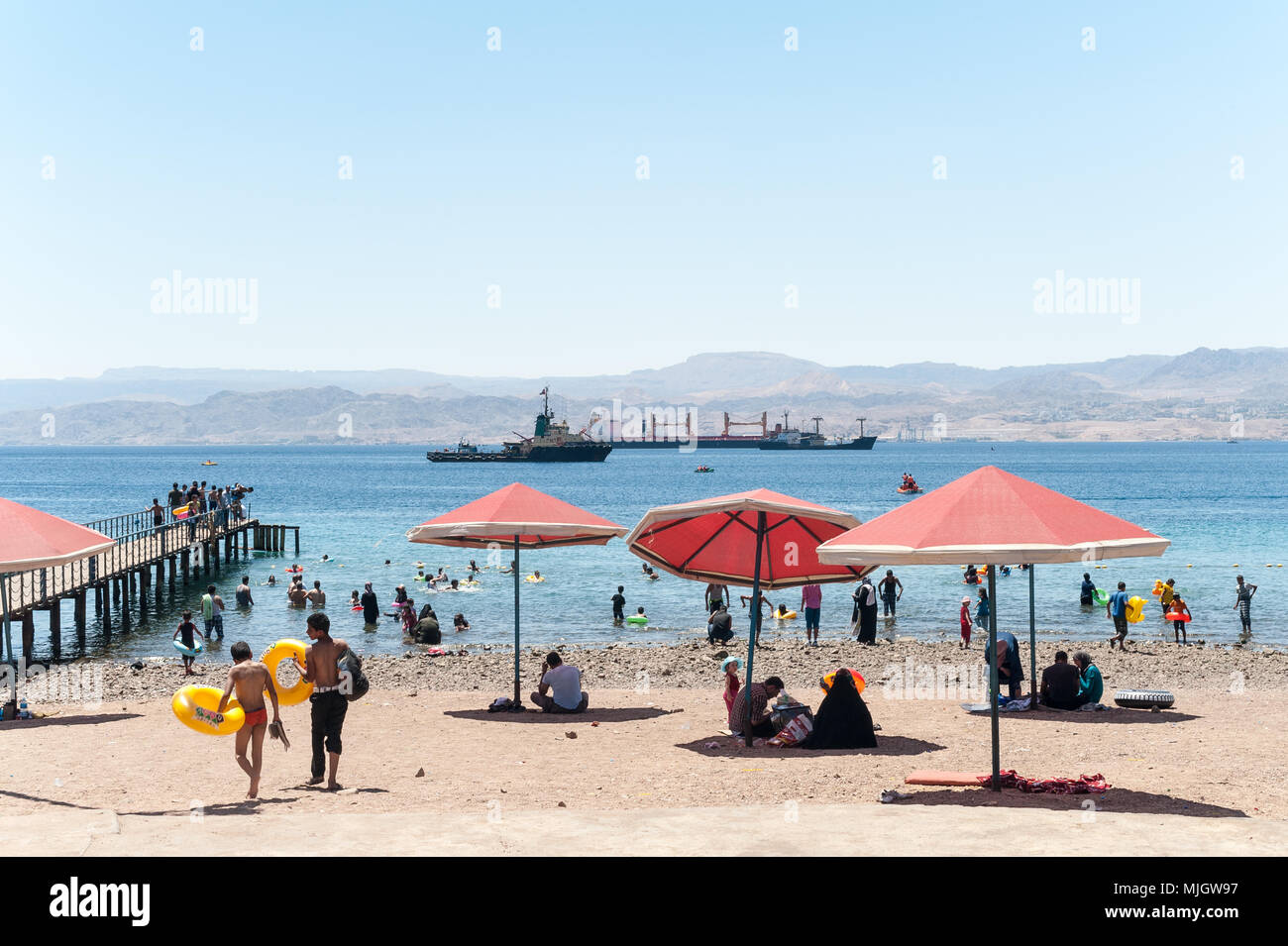 Aqaba, al-ʻAqabah , 'l'Obstacle est un ville côtière située à l'extrémité nord-est de la Mer Rouge. Aqaba est la plus grande ville sur le golfe de Banque D'Images