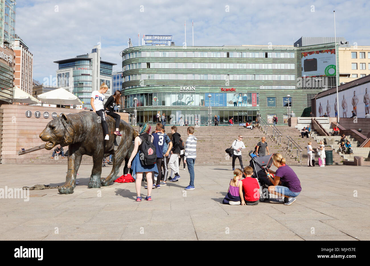 Oslo, Norvège - 16 septembre 2016 : un groupe de jeunes autour de tw et assis sur le tigre (sculpture) Tigeren faites par Elena à Engelsen square tbe Banque D'Images