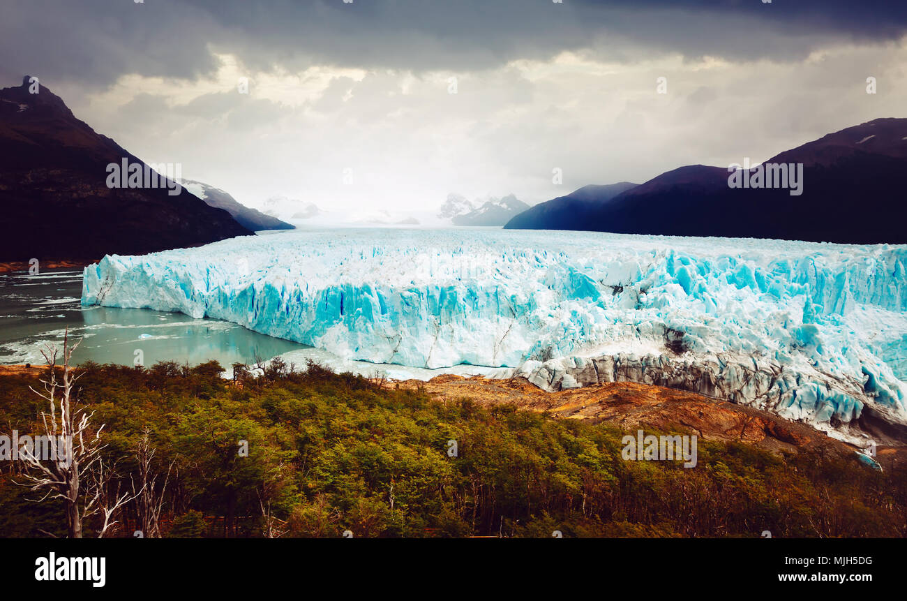 vue-spectaculaire-sur-le-glacier-perito-moreno-dans-le-parc-national