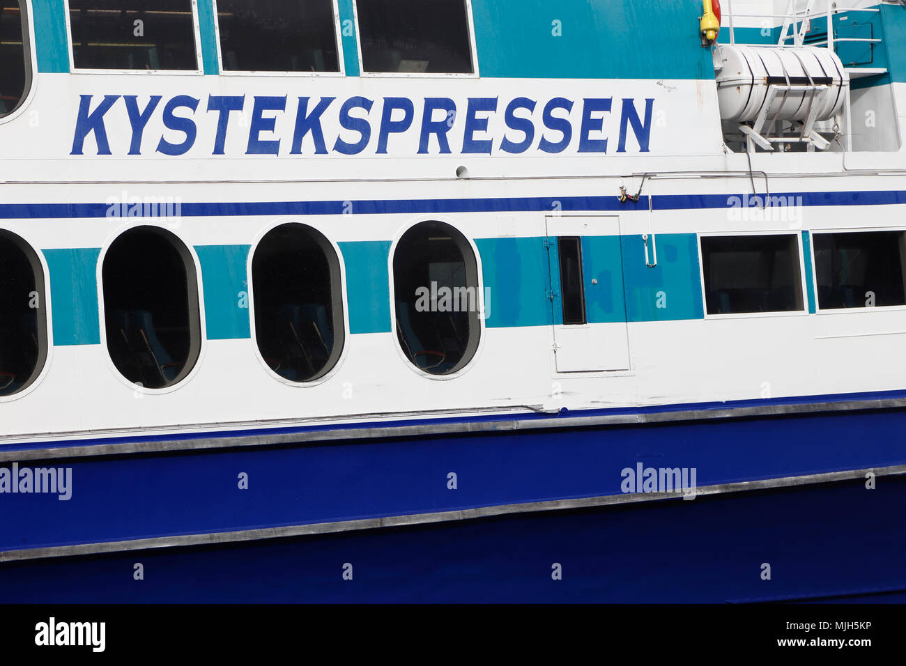 Trondheim, Norvège - 30 septembre 2016 : un petit navire à passagers tyransport public en service pour Kystekspressen costal à Trondheim. Banque D'Images