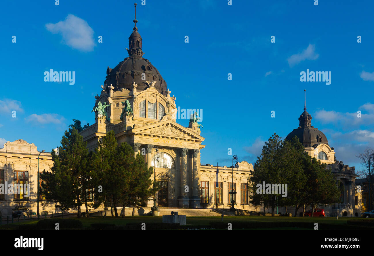 Avis de bains médicinaux de Szechenyi, plus grand complexe de bain de Budapest et l'Europe Banque D'Images