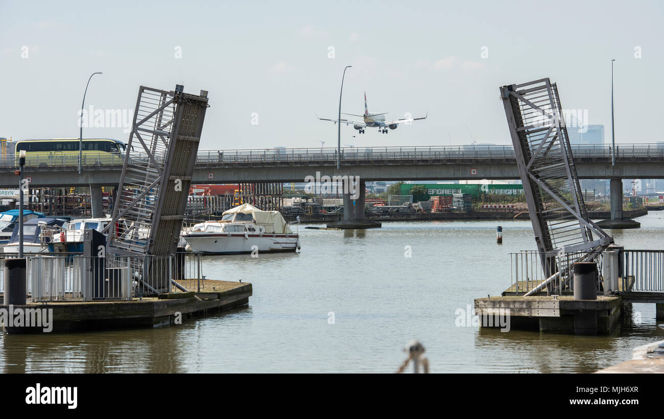 Trajectoire de vol à l'aéroport de la ville Banque D'Images
