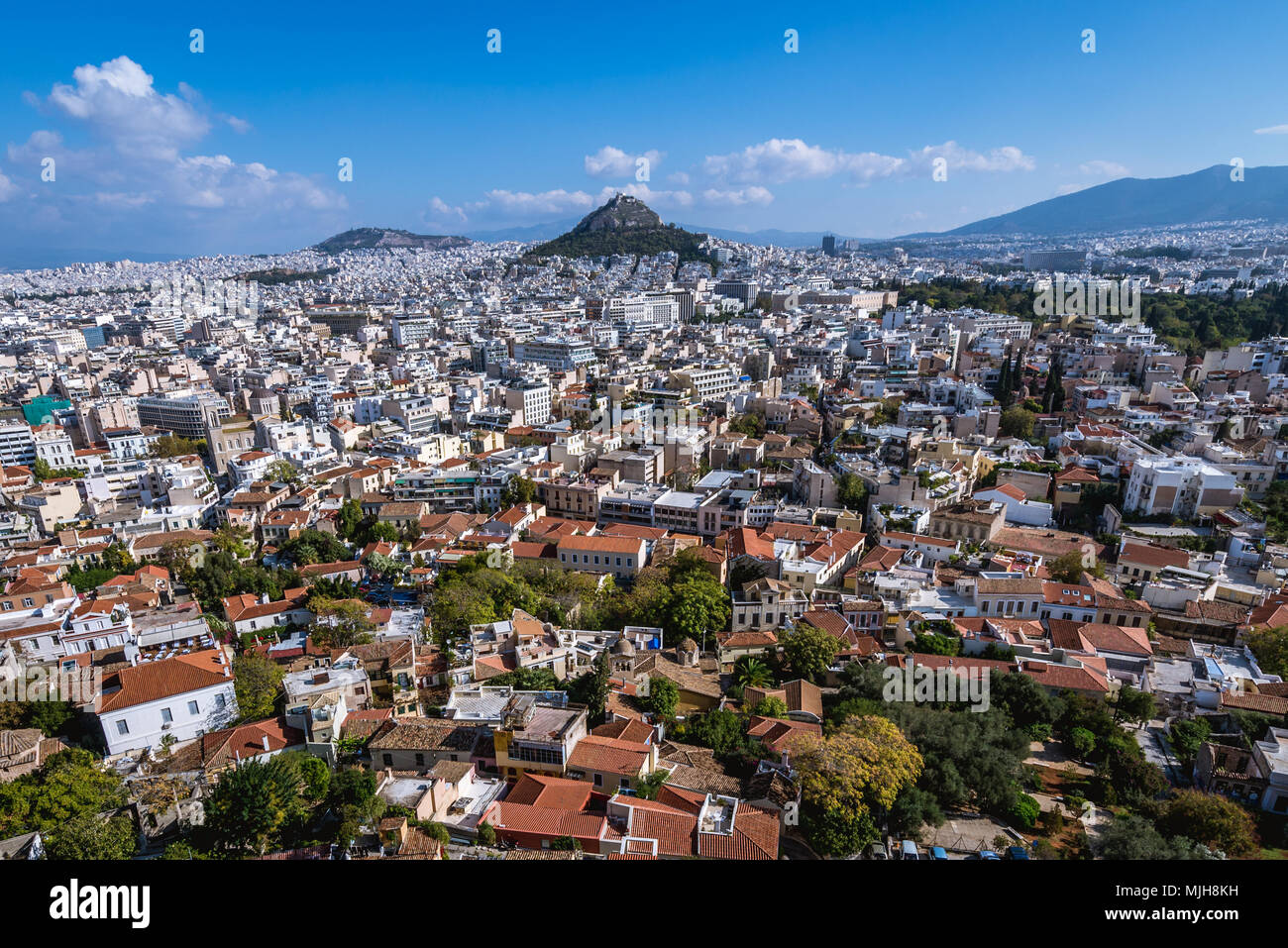 Vue aérienne de l'acropole d'Athènes Ville le quartier historique de Plaka, Grèce. Le mont Lycabette vu sur la photo Banque D'Images