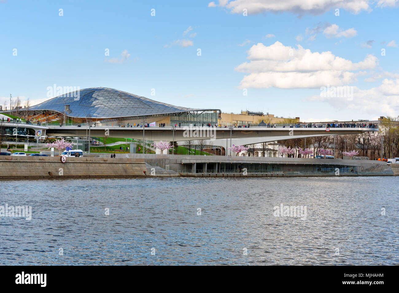 Moscou, Russie - 27 Avril 2018 : vue sur parc Zaryadye Bolchoï de pont Moskvoretsky dans le centre-ville de Moscou Banque D'Images Moscou, Russie - 27 Avril 2018 : vue sur parc Zaryadye Bolchoï de pont Moskvoretsky dans le centre-ville de Moscou Banque D'Images