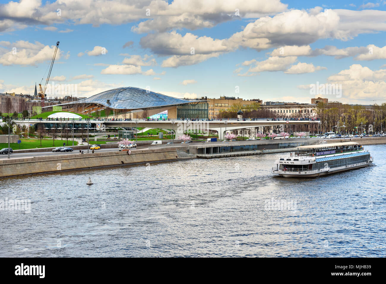 Moscou, Russie - 27 Avril 2018 : vue sur parc Zaryadye Bolchoï de pont Moskvoretsky dans le centre-ville de Moscou Banque D'Images Moscou, Russie - 27 Avril 2018 : vue sur parc Zaryadye Bolchoï de pont Moskvoretsky dans le centre-ville de Moscou Banque D'Images