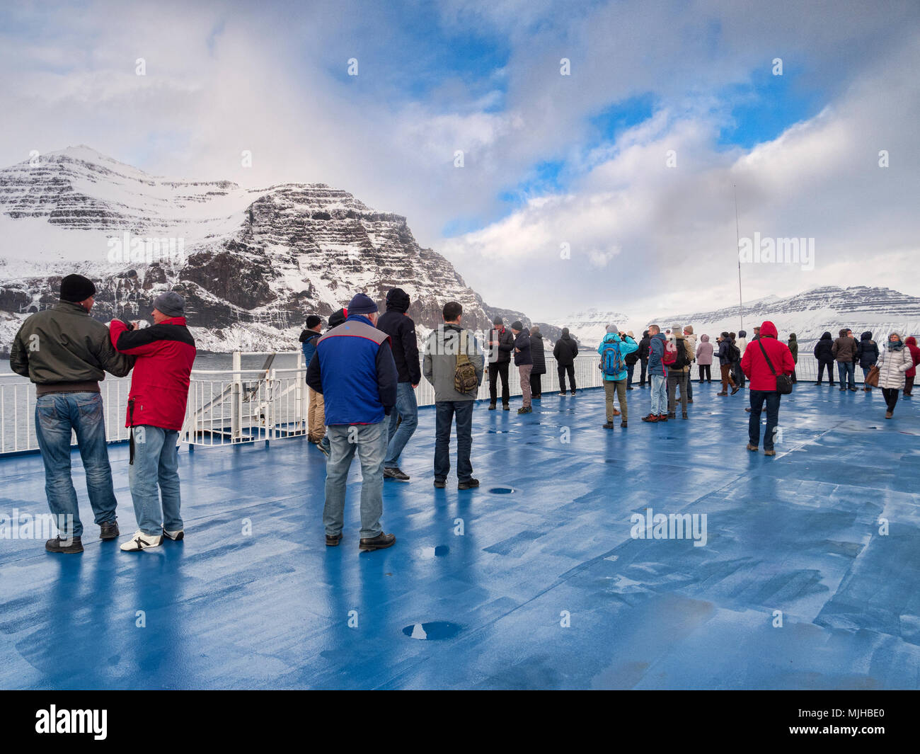 10 avril 2018 : l'Islande - Fjords de l'Est, les passagers du traversier MS Norrona se rassemblent sur le pont pour leur première vue de l'Islande. Banque D'Images