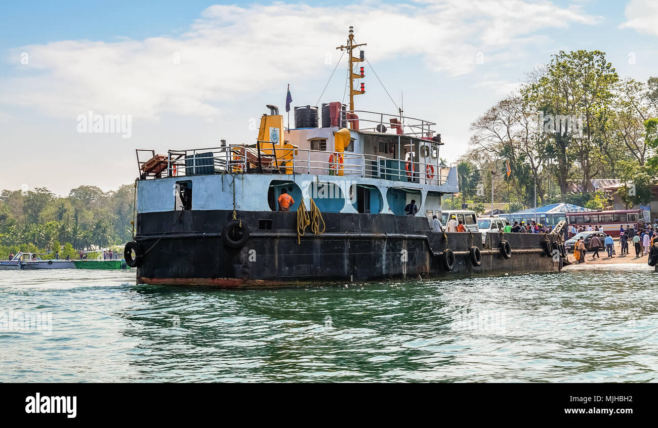 Grand voyage navire utilisé pour transporter des personnes et des véhicules à quai à Port Blair, Andaman Harbour. Banque D'Images