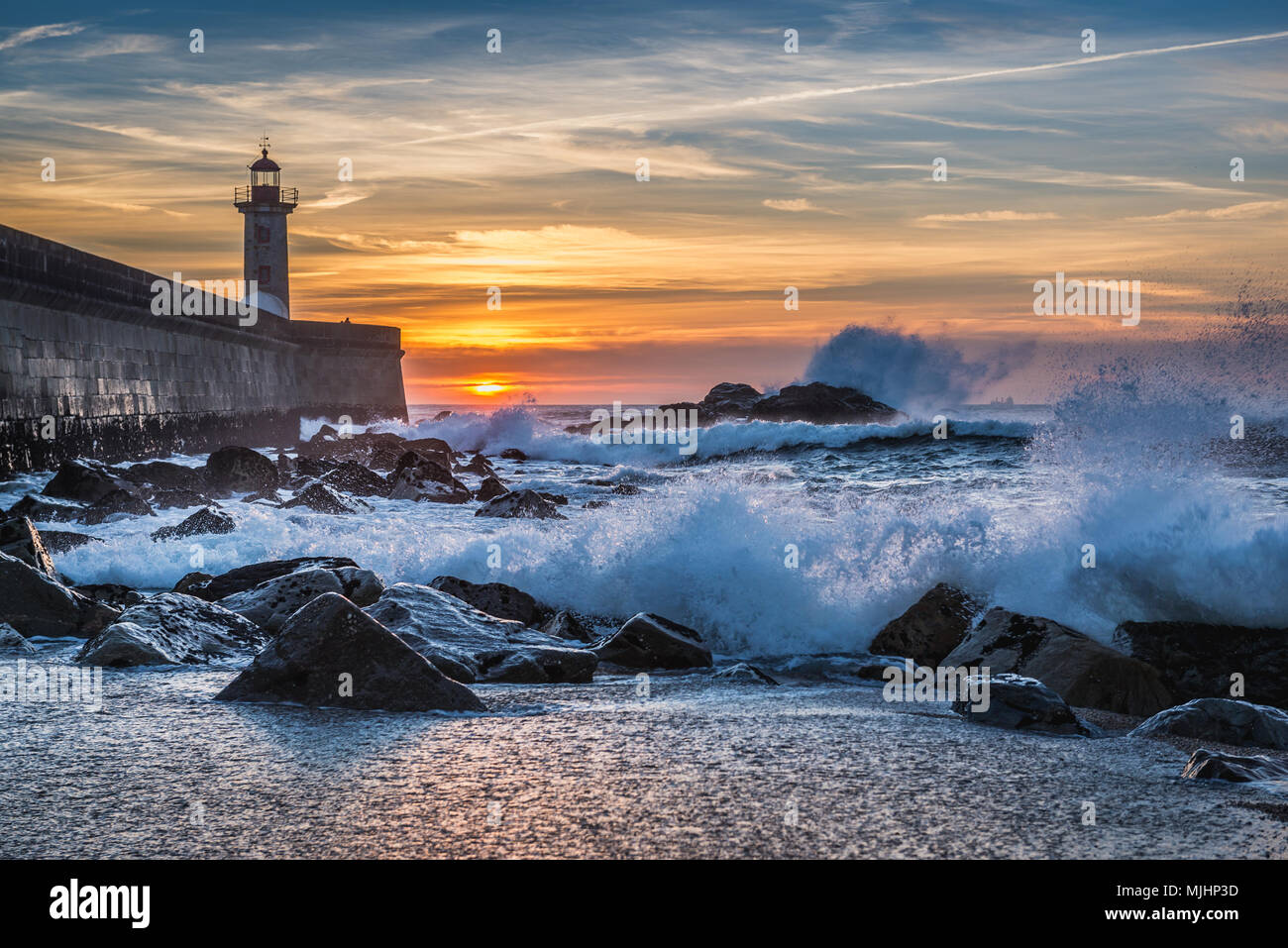 Vue depuis la plage de Carneiro sur un phare au coucher de soleil sur Felgueiras Océan Atlantique dans la région de Foz do Douro district de la ville de Porto, Portugal Banque D'Images