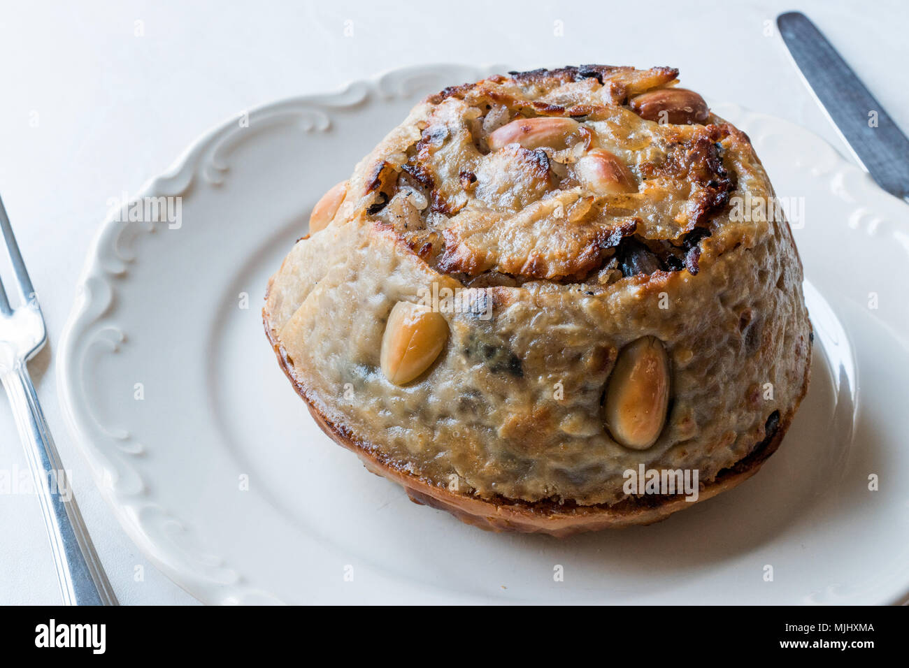 Turkish perde Pilavi / Drape avec pilaf poulet, amandes et raisins secs / Pilav. La nourriture traditionnelle. Banque D'Images