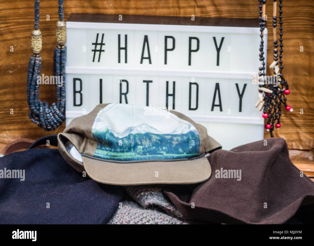 Panneau Dans Un Marche Aux Puces Avec Hashtag Utilise Joyeux Anniversaire Photo Stock Alamy