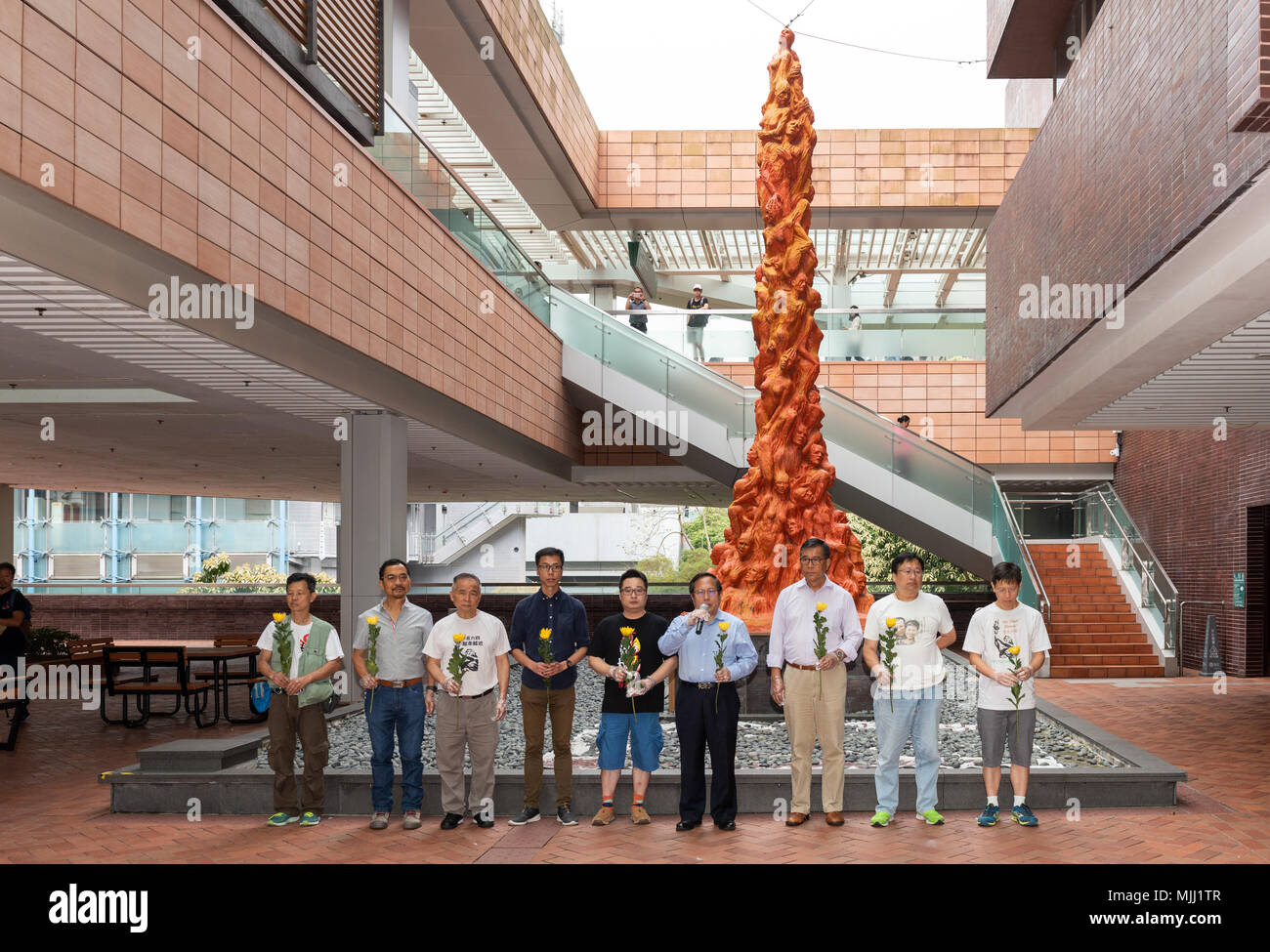 Le nettoyage annuel de l'artiste danois Jens Galschiot's 'pilier de la honte" à l'Université de Hong Kong Pok Fu Lam à Hong Kong. La sculpture est un monument à la 1 Banque D'Images