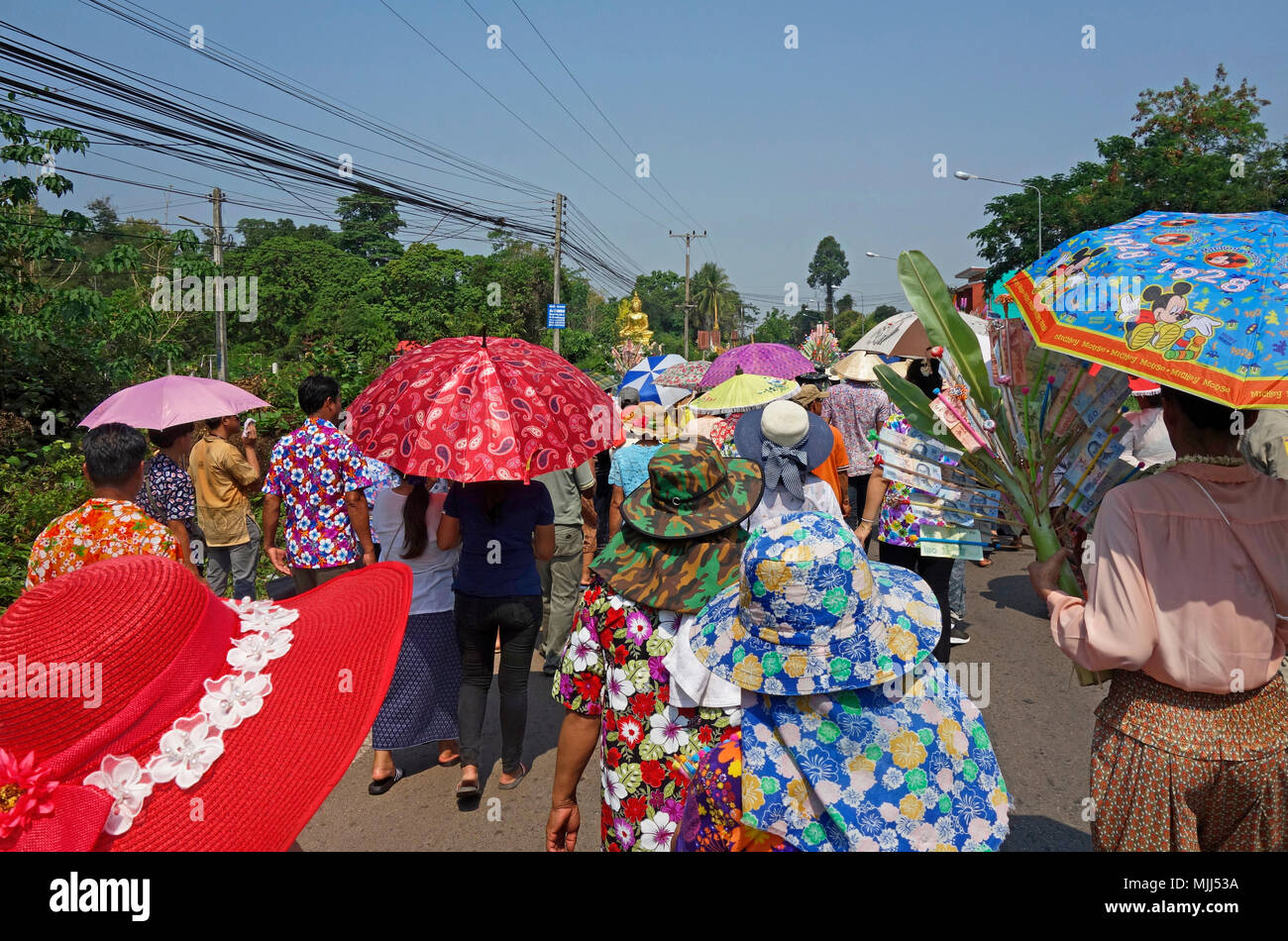 Les célébrations du Nouvel An thaïlandais Songkran, street, la rue, des parasols colorés soulevées, mixtes, d'âge mixte, Udon Thani, Thaïlande, Bangkok Banque D'Images