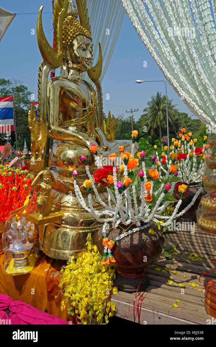 Les célébrations du Nouvel An thaïlandais Songkran, statue du Bouddha en or de fleurs et de décorations sur la plate-forme à l'arrière de la camionnette d'Udon Thani, l'Isaan, Thaïlande Banque D'Images