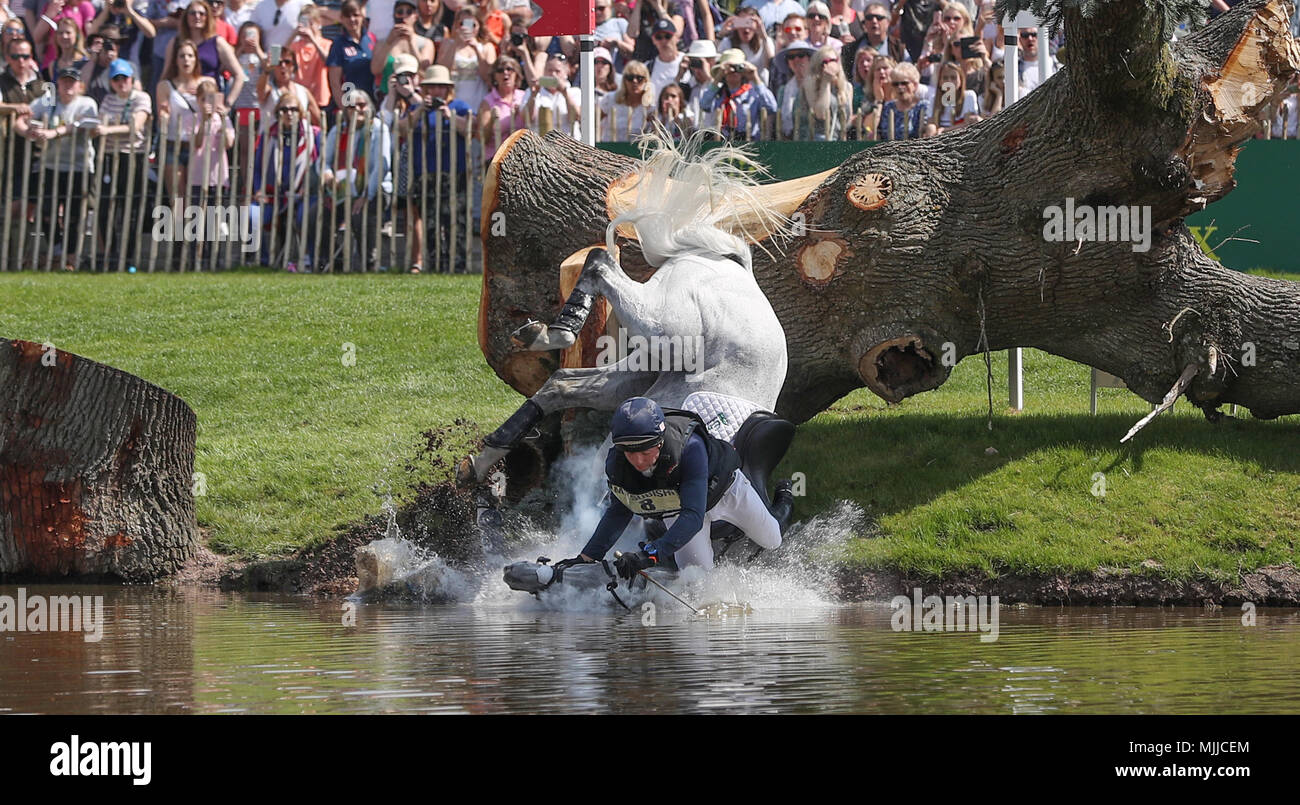 Harry Dzenis Xam et abatteurs à sont le lac pendant quatre jours de la Mitsubishi Motors Badminton Horse Trials au Badminton Estate, Gloucestershire. Banque D'Images