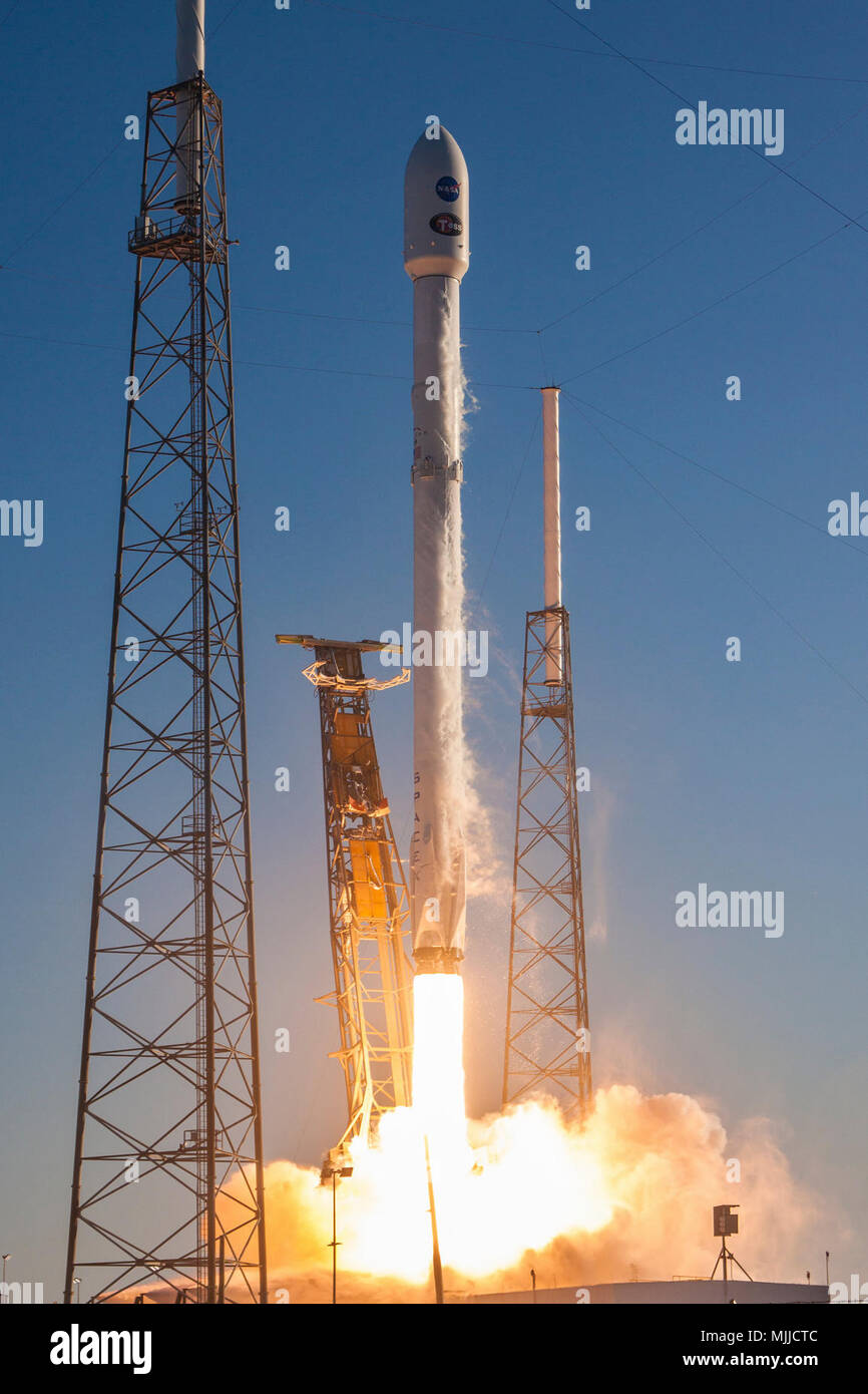 SpaceX Falcon 9 de la NASA a lancé avec succès le vaisseau spatial TESS à partir de l'espace complexe de lancement 40 (SLC-40) à la base aérienne de Cap Canaveral, Floride Banque D'Images