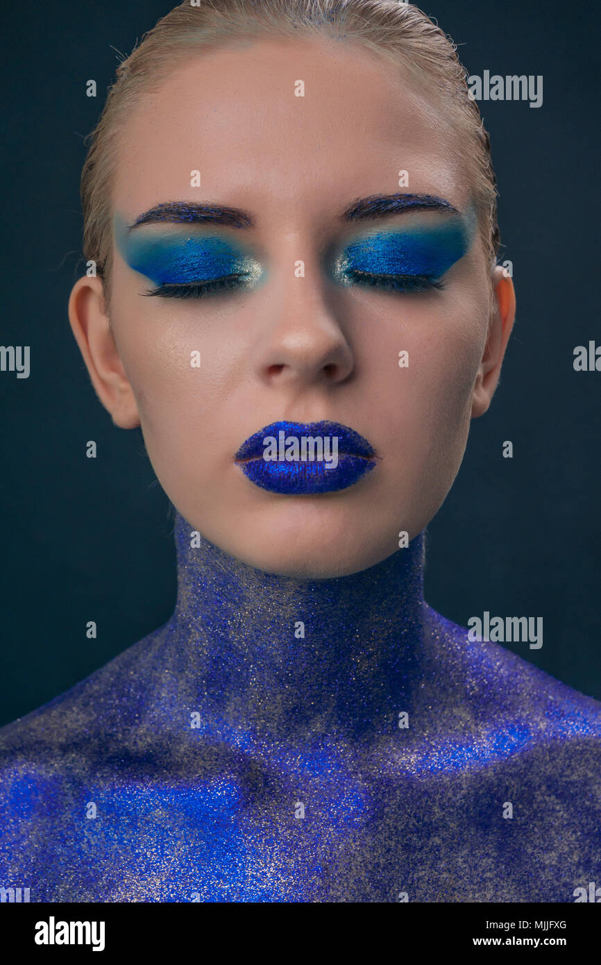Portrait of a Girl parsemé de paillettes bleu lumineux avec make-up Banque D'Images