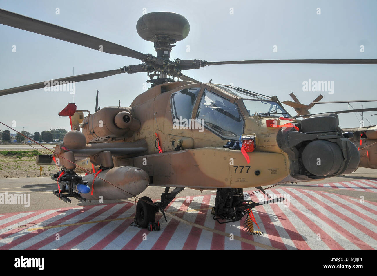 Une armée de l'air israélienne (IAF) exposition. IAF Boeing AH-64A Apache (Peten) Hélicoptère sur le terrain Banque D'Images