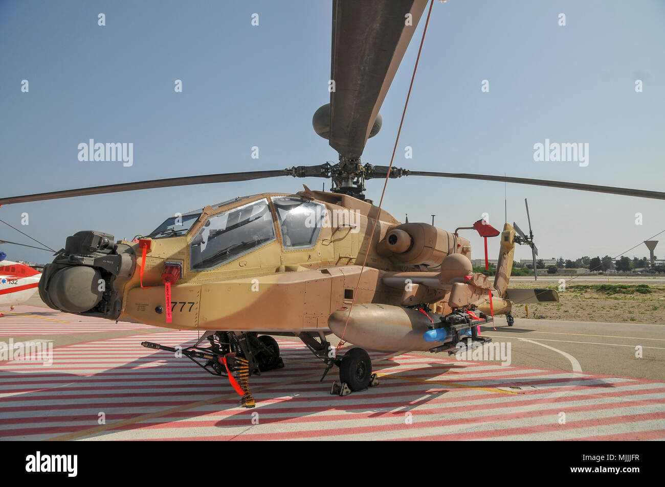 Une armée de l'air israélienne (IAF) exposition. IAF Boeing AH-64A Apache (Peten) Hélicoptère sur le terrain Banque D'Images