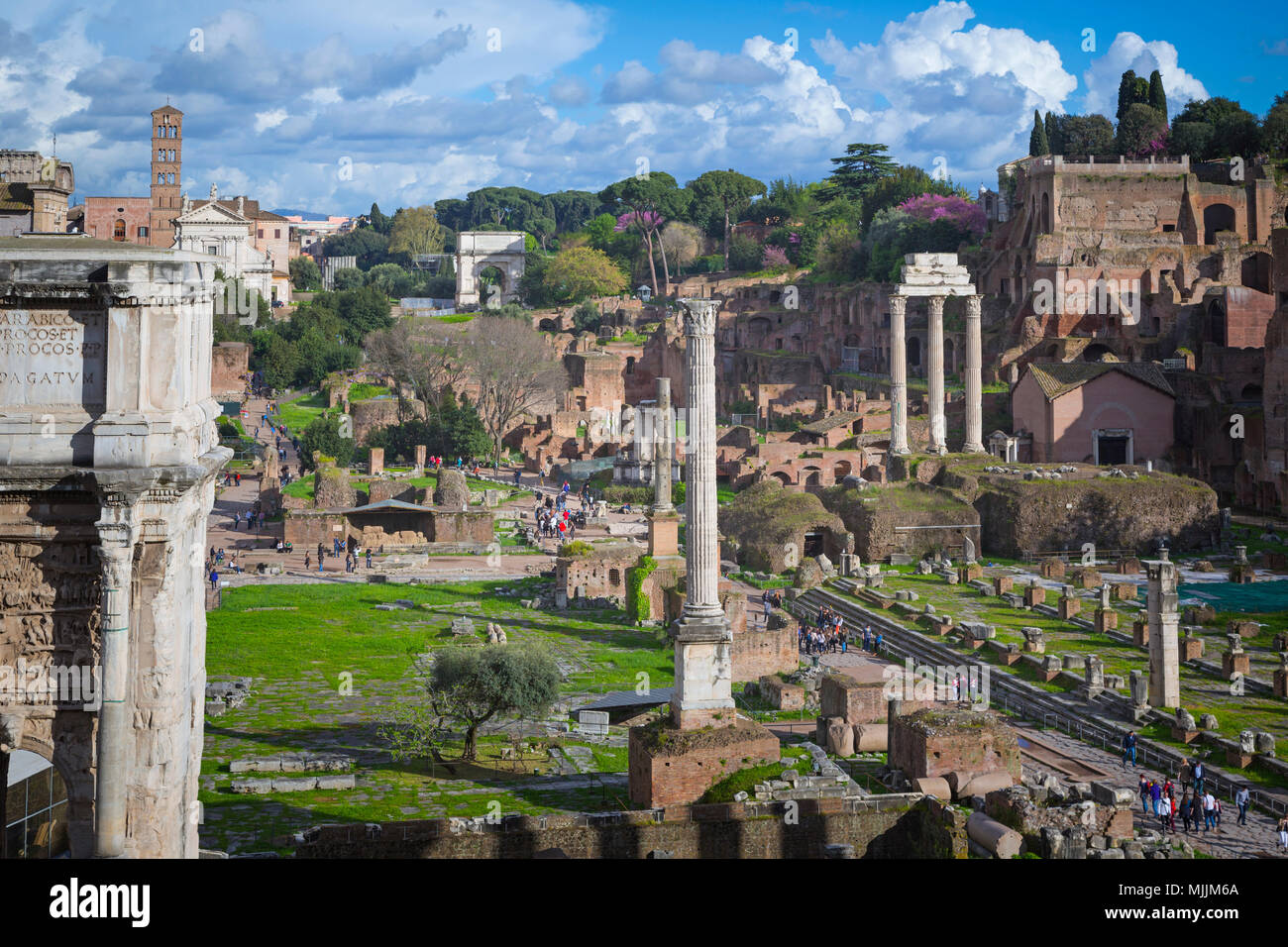 Rome, Italie. Vue d'ensemble sur le Forum Romain. Ce forum s'inscrit dans le centre historique de Rome qui est un UNESCO World Heritage Site. Banque D'Images