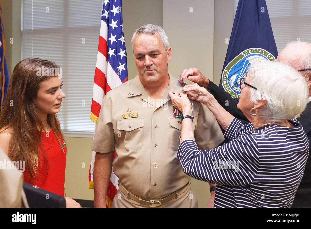 Collin P. Green est un officier de la marine des États-Unis qui a dirigé le Special Operations Command South et a été promu contre-amiral (moitié supérieure) le 1er décembre 2017, à Homestead Air Reserve base, en Floride. L'image d'archives documente la cérémonie officielle, y compris la participation des membres de la famille à l'épinglage de l'insigne de deux étoiles pendant la procédure officielle. Banque D'Images