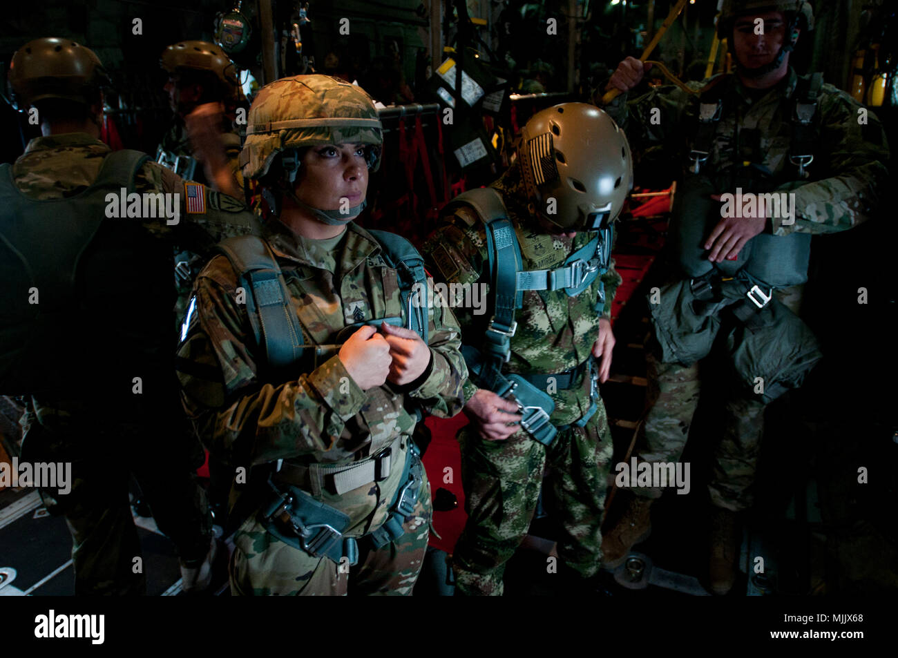 Premier Sgt. Francesca Hartman, un saut avec le 426e Bataillon des affaires civiles (Airborne), à gauche, se trouve à côté de la Columbian jumpmaster à bord d'un C-130 au cours de l'opération de saut de loterie Toy Drop à Fort Bragg, Caroline du Nord, le 2 décembre 2017. Jouet opération Drop est la plus grande opération aéroportée combinés et l'instruction collective de l'exercice avec 7 partenaire-nation de parachutistes qui ont participé et qui a permis aux soldats la possibilité d'aider les enfants dans le besoin reçoivent des jouets pour les fêtes. (U.S. Photo de l'armée par le sergent. Michael T. Crawford) Banque D'Images