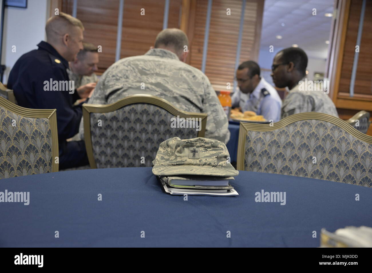 La 70th Intelligence, surveillance and reconnaissance Wing est une organisation de renseignement de l'armée de l'air des États-Unis opérant sous le commandement du combat aérien. L'image d'archives enregistre les réunions du personnel de la chapelle et du personnel avec la direction du commandement au cours d'une visite liée aux discussions sur l'état de préparation et aux activités de soutien. Banque D'Images