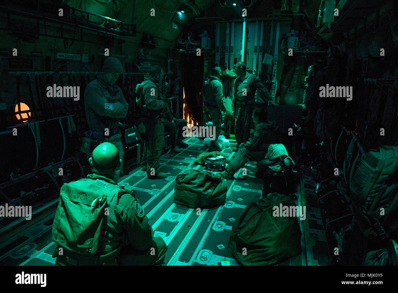 Les membres du 40e Escadron de transport aérien attendre à l'intérieur d'un C-130J Super Hercules pour entretien de dernière minute avant le décollage, Dec, 1, 2017, à Yokota Air Base, le Japon. Dyess Air Force Base, Texas, et Little Rock AFB, AR, chacune a envoyé un C-130J avec les équipes de soutien pour aider le 374e Groupe des opérations dans cette année, l'exercice bilatéral, vigilants 18 Ace. (U.S. Photo de l'Armée de l'air par la Haute Airman Donald Hudson) Banque D'Images