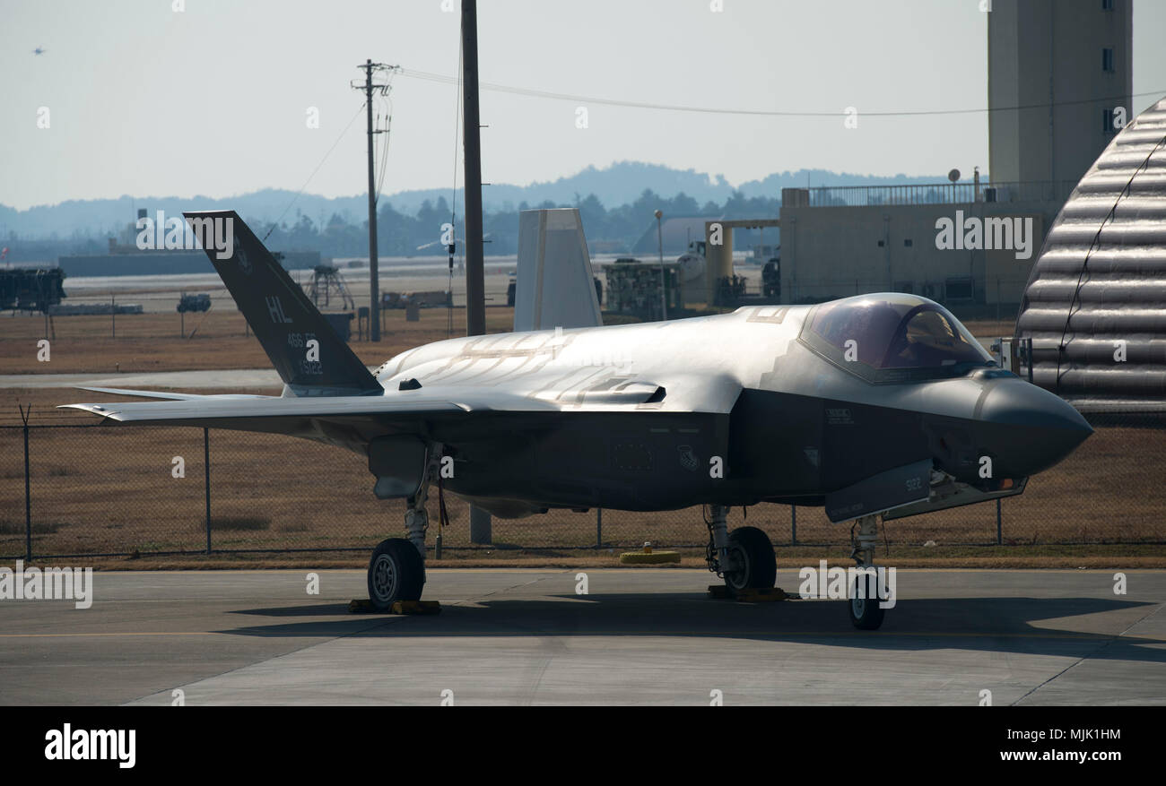 Un U.S. Air Force F-35A Lightning II se distingue par une rampe sur le 6 décembre 2017 à la base aérienne de Gwangju, République de Corée au cours de l'exercice Vigilant AS-18. En incluant 5e génération d'avions de chasse en vigilants Ace-18 le ministère de la défense peuvent en apprendre plus sur les capacités et la meilleure façon de les utiliser et de les intégrer à d'autres plates-formes avec chaque exercice.(U.S. Air Force photo par un membre de la 1re classe Kristen A. Heller) Banque D'Images