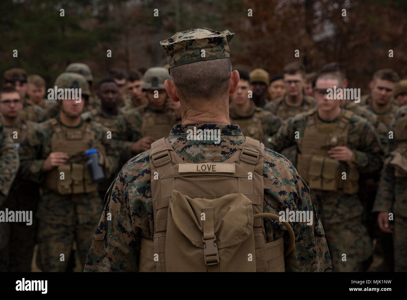 Corps des Marines américains, le général John K. L'Amour, 2e Division de Marines du général commandant, visites les marins de l'équipe combinée Anti-Armor, 2e Bataillon, 8e Régiment de Marines, lors d'un déploiement de la formation (DFT) sur Fort AP Hill, Virginie, le 4 décembre 2017. (U.S. Marine Corps photo par Lance Cpl. Timothy J. Lutz) Banque D'Images