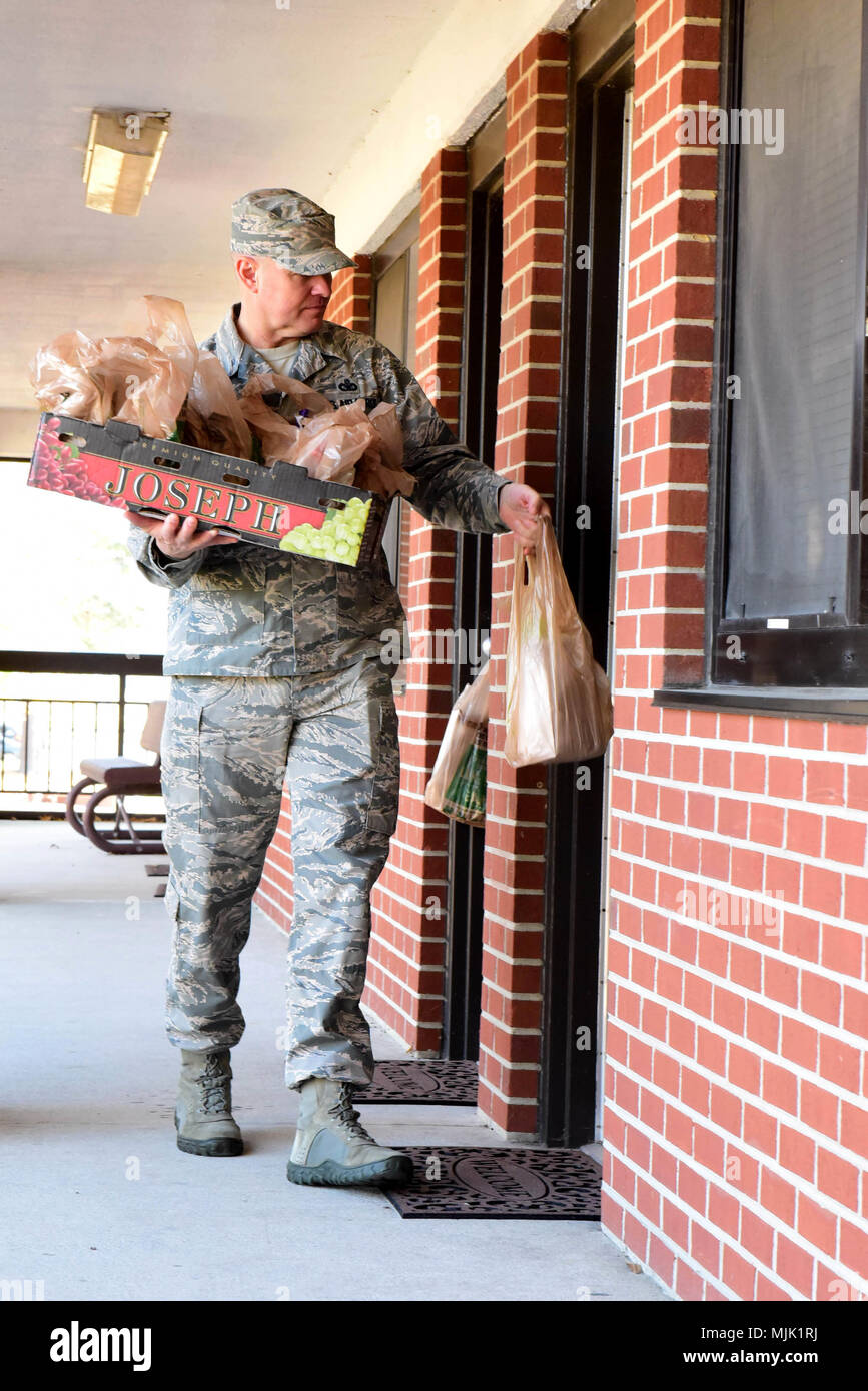 Le 4th civil Engineer Squadron est une unité de génie de l'armée de l'air des États-Unis stationnée à la base aérienne Seymour Johnson en Caroline du Nord. Le Officer and Civilian Spouses Club parraine une collecte annuelle de biscuits Airmen pour fournir des forfaits de nourriture des fêtes aux membres du service. L'image d'archives enregistre la distribution des cookies et des articles de vacances sur Dec. 4, 2017 à l'installation. Banque D'Images