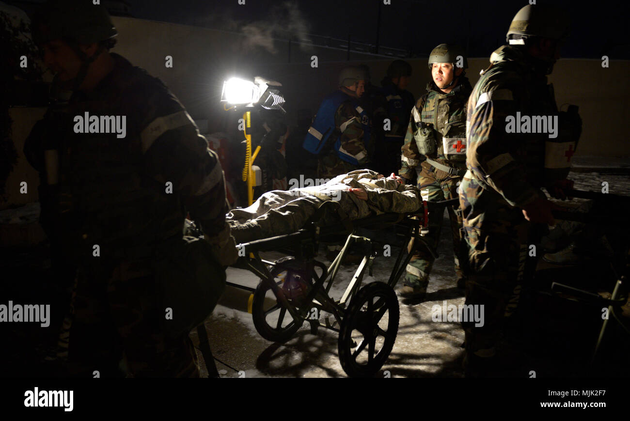 U.S. Air Force 51e Groupe médical de première intervention simulée avec le triage des patients blessés au cours de l'exercice Vigilant Ace 18 à Osan Air Base, République de Corée, le 6 décembre 2017. Pour les exercices comme VA18, moulage est appliqué au personnel au cours de situations d'urgence simulées aux premiers intervenants donner un sens de réalisme et d'urgence pour les préparer pour les blessures qu'ils pourraient voir dans un scénario réel. (U.S. Photo de l'Armée de l'air par le sergent. Alex Fox Echols III) Banque D'Images