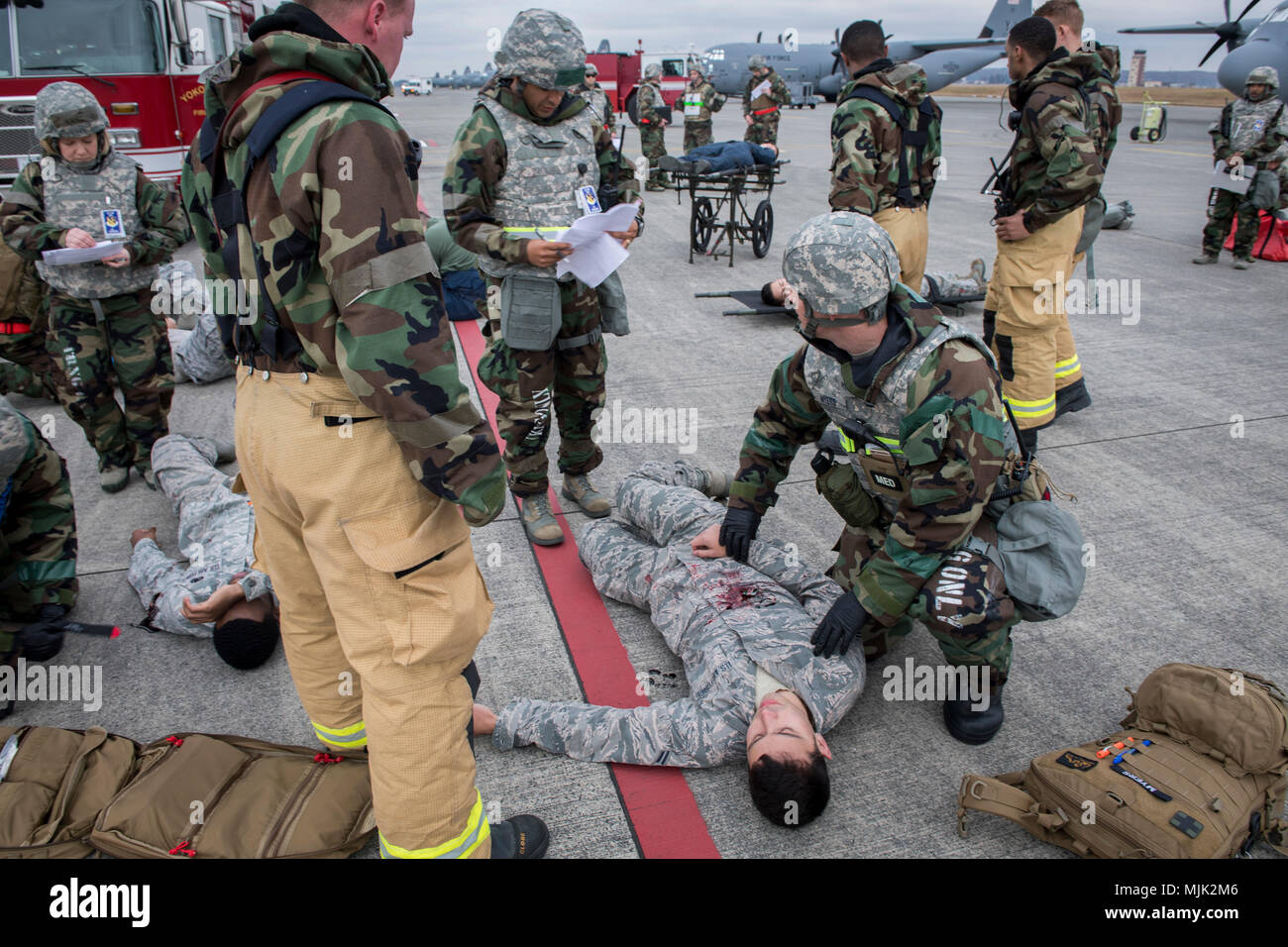 Un 374e Escadron médical medic évalue une simulation d'attaque de missiles victime pendant l'exercice Beverly matin 17-08 en liaison avec l'exercice Vigilant Ace 18, 4 décembre 2017, à Yokota Air Base, le Japon. Beverly matin est un exercice de préparation récurrent a tenu plusieurs fois par an à Yokota à assurer la base et son personnel sont constamment établis pour différentes situations d'urgence. (U.S. Photo de l'Armée de l'air par la Haute Airman Donald Hudson) Banque D'Images