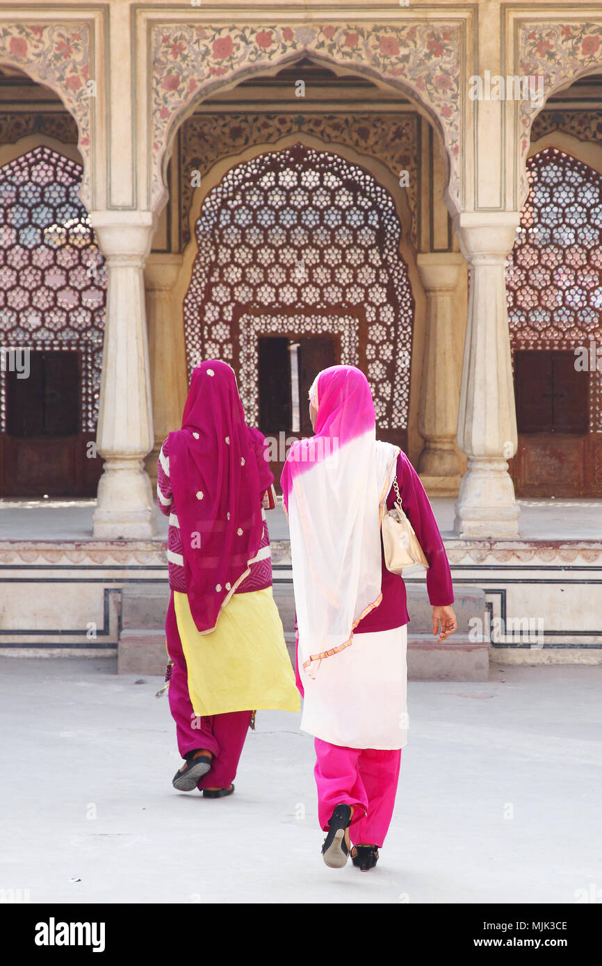 Deux filles indiennes en sari coloré visiter Palais des Vents à Jaipur, Rajasthan, Inde Banque D'Images