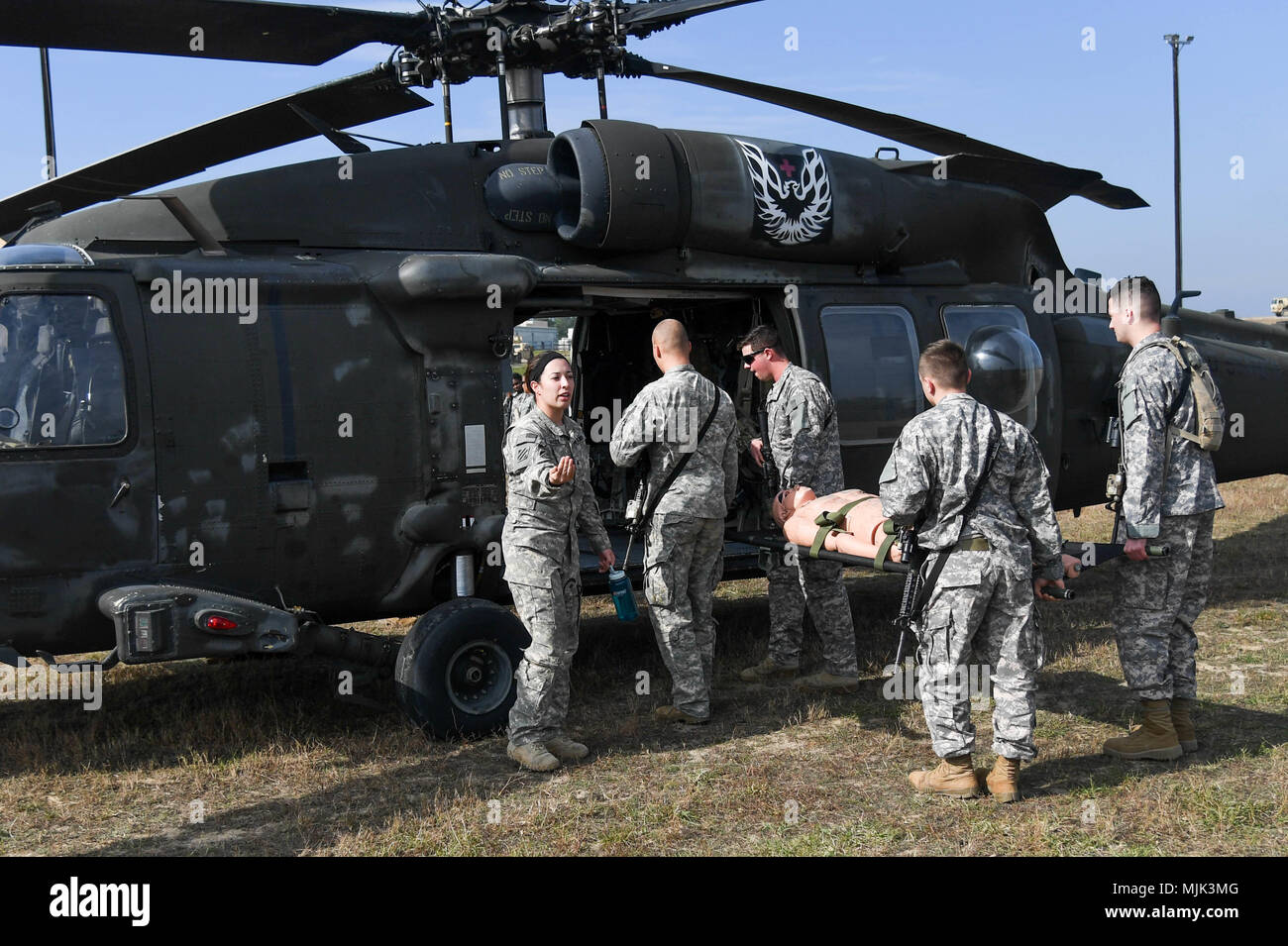 Les soldats de l'armée américaine avec 3e Bataillon du 82e bataillon de l'aviation d'appui général, 82e Brigade d'aviation de combat, 82nd Airborne Division, au sein de la Force d'assaut de l'Aigle, conduite et charge à chaud froid avec la formation des soldats du 3e Escadron, 71e Régiment de cavalerie de l'Escadron 'Ghost' 1ère Brigade Combat Team, 10e Division de Montagne 3 décembre 2017 à Ft. Polk, en Louisiane. Groupe de travail et l'agression de l'Aigle 1BCT, 10e Mountain va appuyer la 1ère Brigade d'aide des forces de sécurité au cours de sa rotation. Banque D'Images