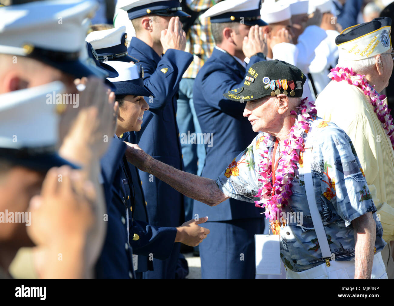 Seaman Nicole Pagano, un membre d'équipage à bord du garde-côte américain Galveston Island (WPB 1349), est accueilli par un ancien combattant de la Seconde Guerre mondiale au cours de la 76e Commémoration de l'attaque de Pearl Harbor à la Deuxième Guerre mondiale, la Vaillance dans la Pacific National Monument, Oahu, 7 décembre 2017. Pearl Harbor survivants, les anciens combattants de la Seconde Guerre mondiale, les militaires, les anciens combattants et les civils se sont réunis pour se souvenir et payer leur respect à ceux qui ont combattu et ont perdu la vie lors de l'attaque sur Pearl Harbor. (U.S. Photo de la Garde côtière du Maître de 2e classe Tara Molle) Banque D'Images