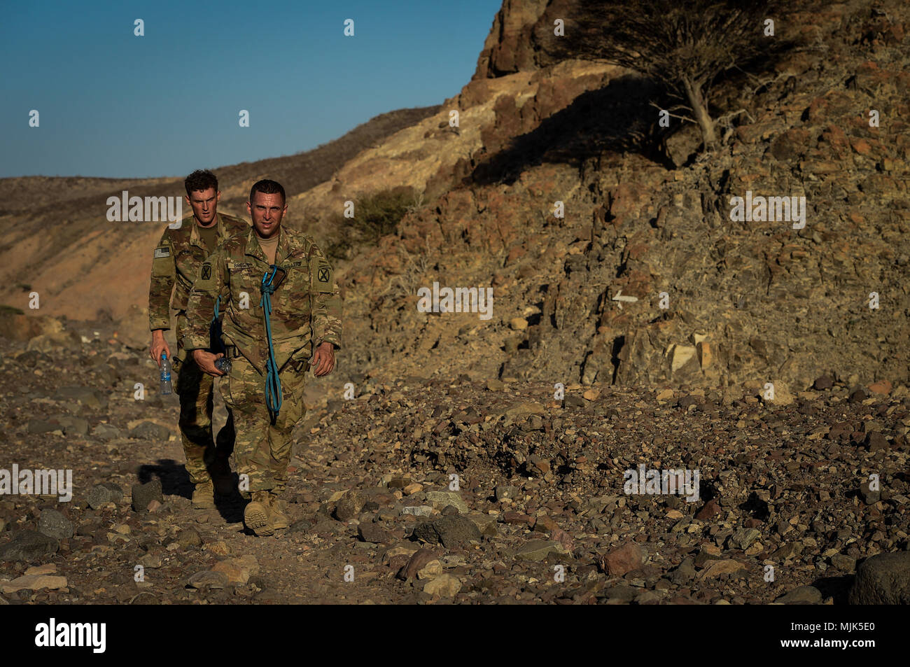 Des soldats américains de Battle Company, 1-32 Infanterie, 1ère Brigade Combat Team, 10e division de montagne, affecté à la Force opérationnelle combinée Force-Horn de l'Afrique (CJTF-HOA) Force de réaction de l'Afrique de l'Est (EARF), marche de la course à obstacles Commando français après l'avoir terminé à Djibouti, Afrique, 3 décembre 2017. Les soldats ont terminé le parcours dans le cadre de la semaine deux cours de survie désert français dans lequel ils ont appris des notions de desert combat, la survie et les mouvements de troupes tout en comblant les obstacles linguistiques et culturels travaillant avec les forces françaises. Le but de l'EARF est de rapidement pr Banque D'Images