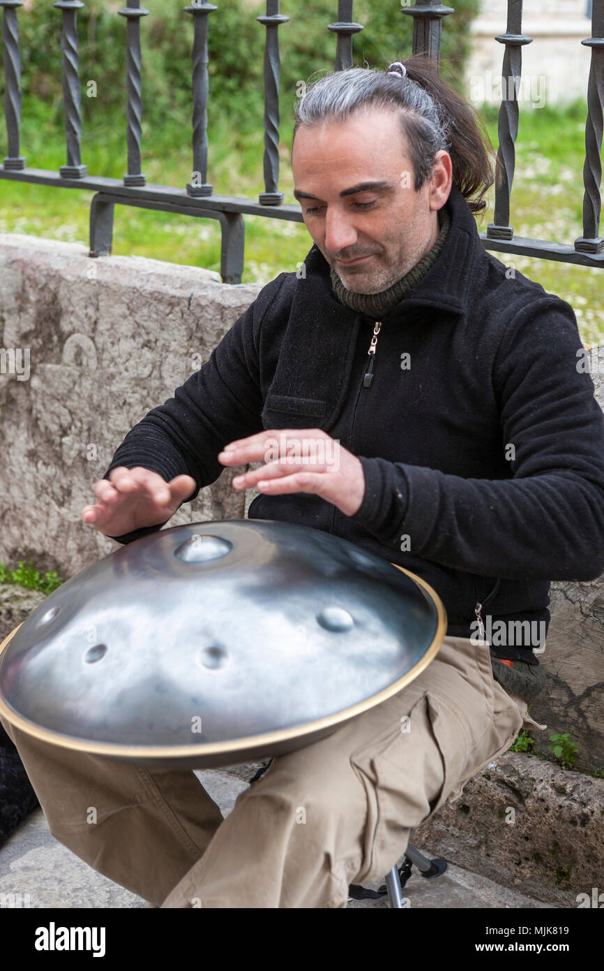 Homme jouant une forme de tambour en acier, Carrera del Darro, El Albaicin, Grenade, Andalousie, Espagne Banque D'Images Homme jouant une forme de tambour en acier, Carrera del Darro, El Albaicin, Grenade, Andalousie, Espagne Banque D'Images