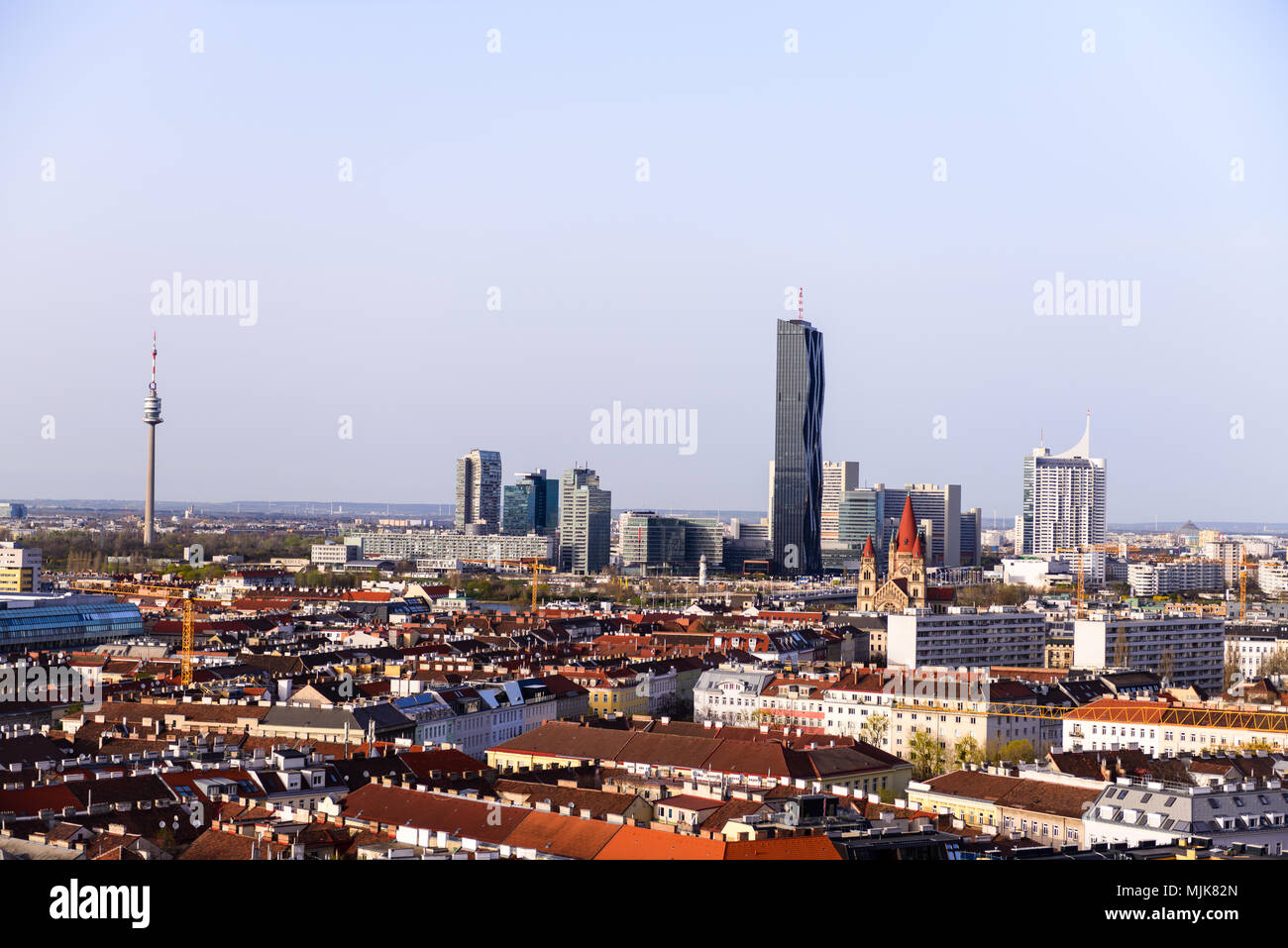 Sur Vienne avec des toits de Donau - Danube centre-ville en arrière-plan Banque D'Images