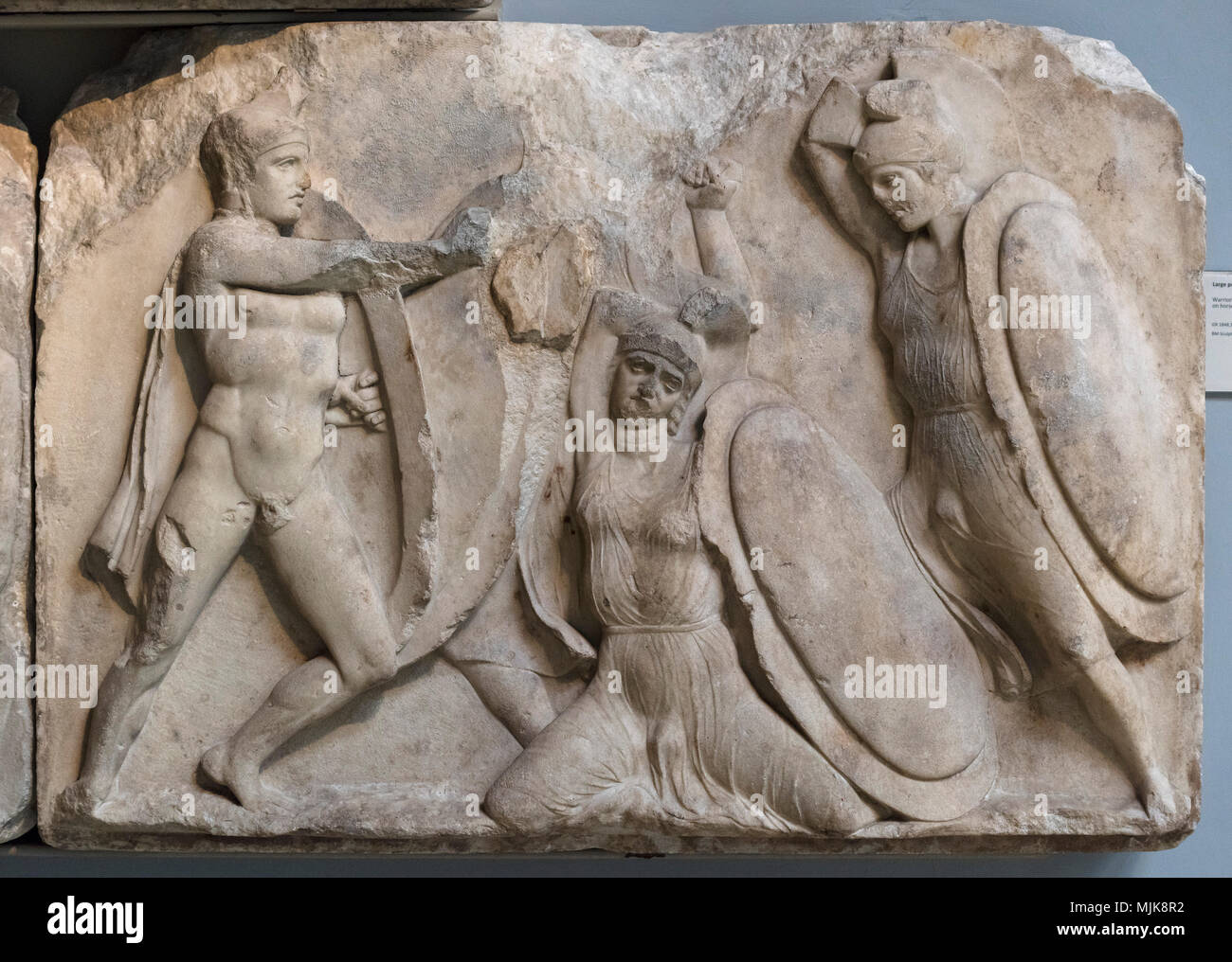 Londres. L'Angleterre. British Museum, Monument néréide, frise (détail), des guerriers au combat, de Xanthos, la Turquie, ca. 390-380 B.C. la Néréide Monument a été Banque D'Images