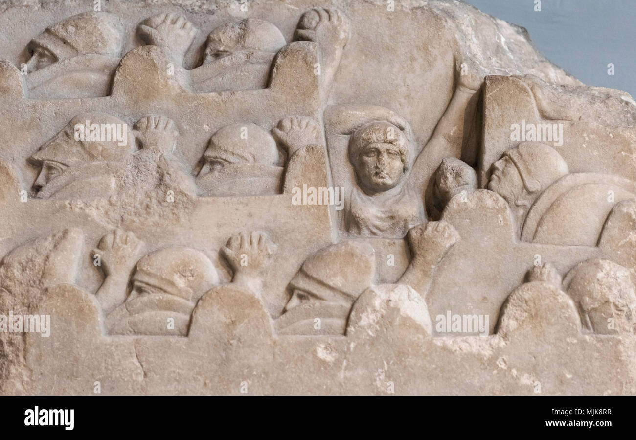 Londres. L'Angleterre. British Museum, Monument néréide, frise (détail), siège d'une ville. de Xanthos, la Turquie, ca. 390-380 avant J.-C. Le monument était une néréide Banque D'Images