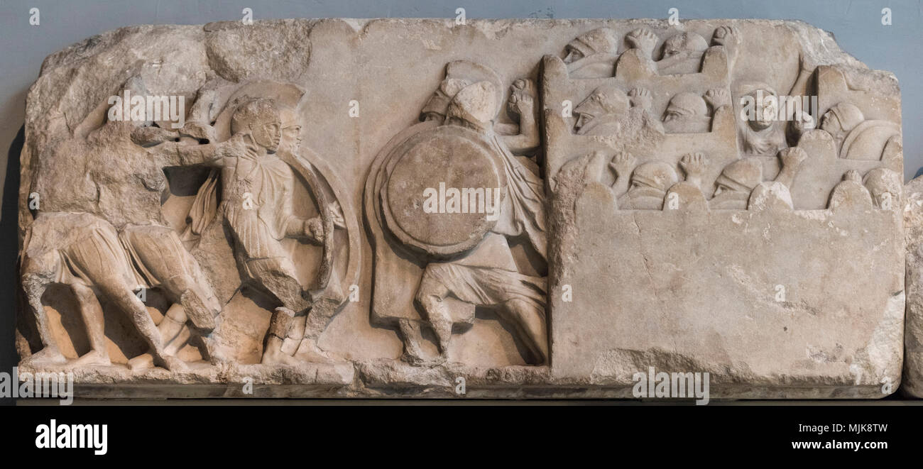 Londres. L'Angleterre. British Museum, Monument néréide, frise (détail), siège d'une ville. de Xanthos, la Turquie, ca. 390-380 avant J.-C. Le monument était une néréide Banque D'Images