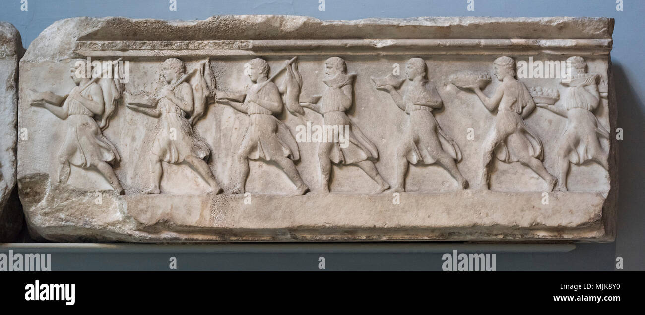 Londres. L'Angleterre. British Museum, Monument néréide, frise (détail), hommes portant les offrandes, de Xanthos, la Turquie, ca. 390-380 avant J.-C. Le Monument Néréide Banque D'Images