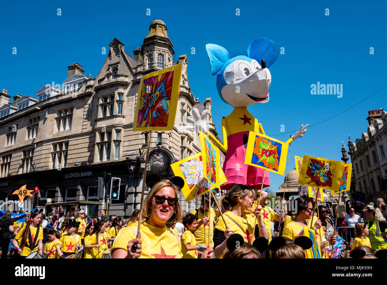 Le Brighton Festival annuel a commencé aujourd'hui avec le traditionnel défilé des enfants, de rideau par toutes les écoles locales. Cette ans Direct Guest Banque D'Images