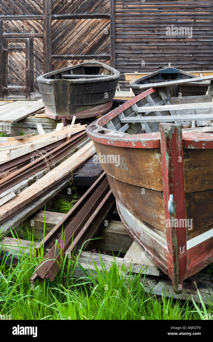 Fleuve Fraser skiffs à fond plat en entreposage au chantier naval à Steveston, Canada Banque D'Images