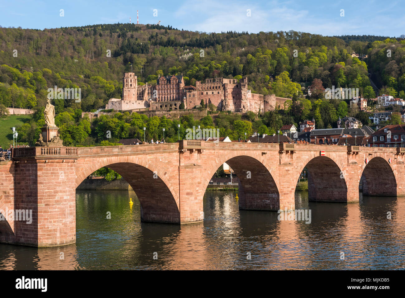 Heidelberg romantique ville située sur la rivière Neckar - Vieux pont avec en arrière-plan le château de Heidelberg, Bade-Wurtemberg, Allemagne Banque D'Images
