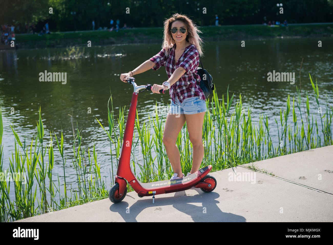 Bucarest, Roumanie, - le 26 octobre, 2017 : Personne à l'aide de smart watch et un smartphone marche sur le parc en un dimanche. Femme faisant des gestes sur un manuel Banque D'Images