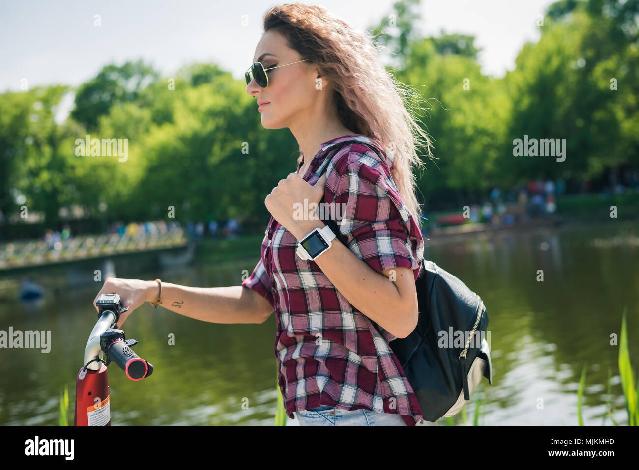Bucarest, Roumanie, - le 26 octobre, 2017 : Personne à l'aide de smart watch et un smartphone marche sur le parc en un dimanche. Femme faisant des gestes sur un manuel Banque D'Images